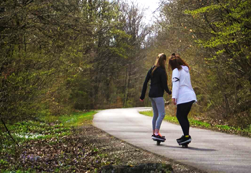 Bild von mir und einer Freundin beim Waveboardfahren
